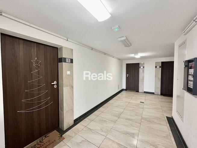 Kawalerka z dużym ogrodem niedaleko lasu.