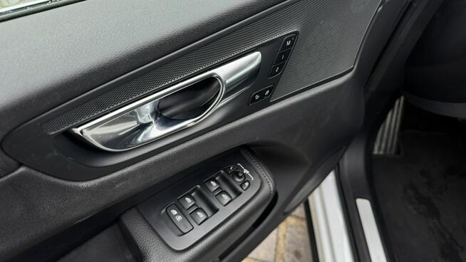 Volvo XC 60 T6 AWD 2020 Momentum Panorama FulLed Kamera Cof Podgrzewane fotele