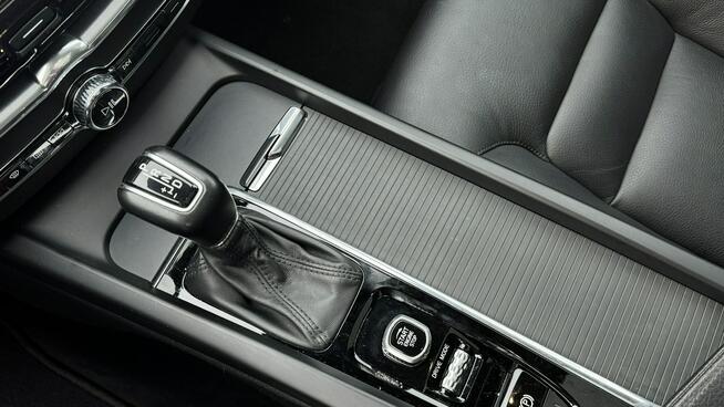 Volvo XC 60 T6 AWD 2020 Momentum Panorama FulLed Kamera Cof Podgrzewane fotele