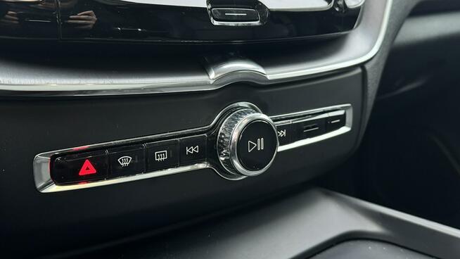 Volvo XC 60 T6 AWD 2020 Momentum Panorama FulLed Kamera Cof Podgrzewane fotele