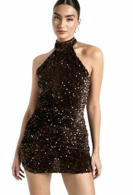 Czekoladowa sukienka z cekinami i wyciętymi plecami