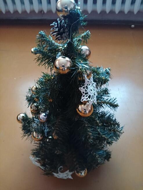 Choinki małe sztuczne na stojakach