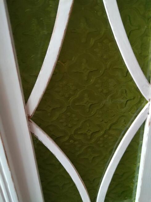 Szafeczka witrynka shabby chic z zielonymi szybkami