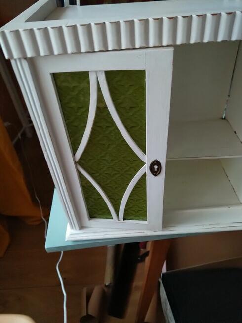 Szafeczka witrynka shabby chic z zielonymi szybkami