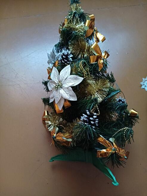 Choinki małe sztuczne na stojakach