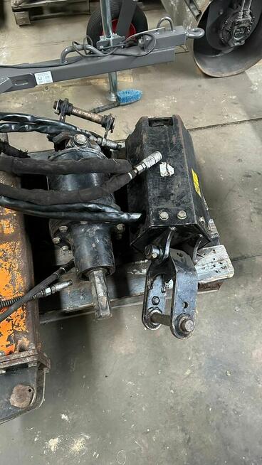 Wiertnica JCB 2-4 t + wiertło 20 cm mocowanie 8026