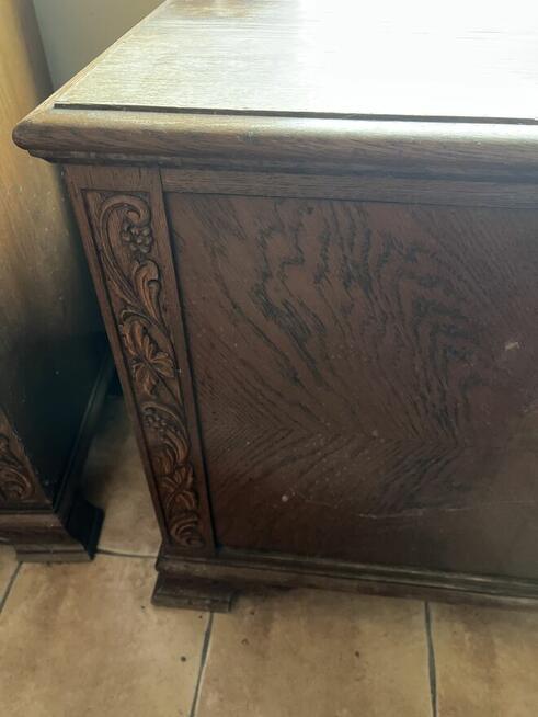 Komoda dębowa z pięknymi pasami rzeźb- na pasach pionowych