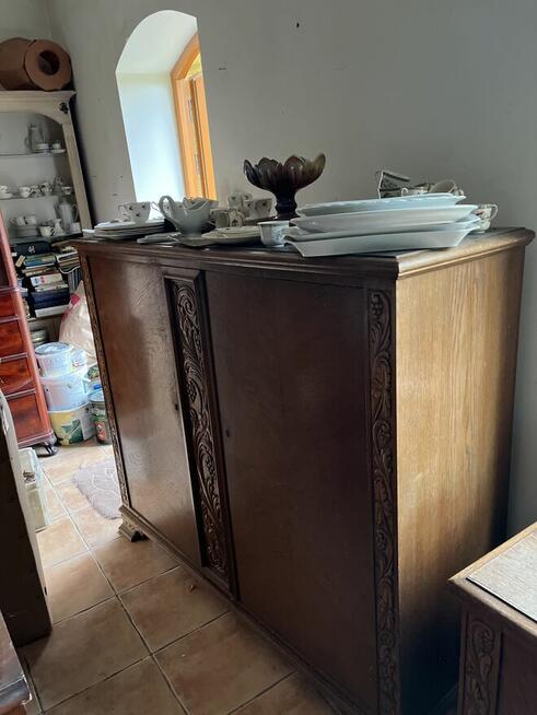 Komoda dębowa z pięknymi pasami rzeźb- na pasach pionowych