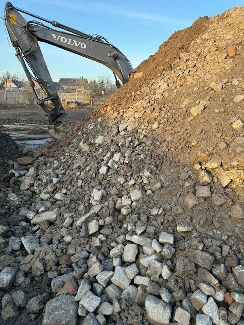 Gruzobeton oraz Humus przesiany - Zródła / Miękinia okolica