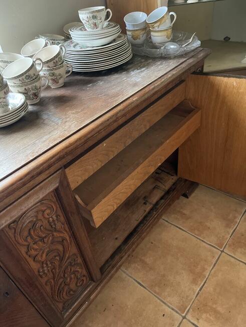 Komoda dębowa z pięknymi pasami rzeźb- na pasach pionowych