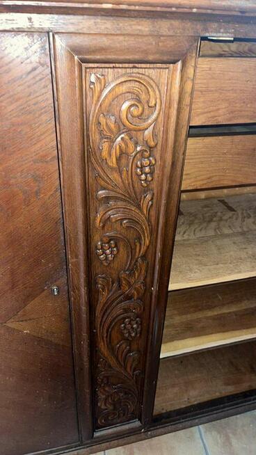 Komoda dębowa z pięknymi pasami rzeźb- na pasach pionowych