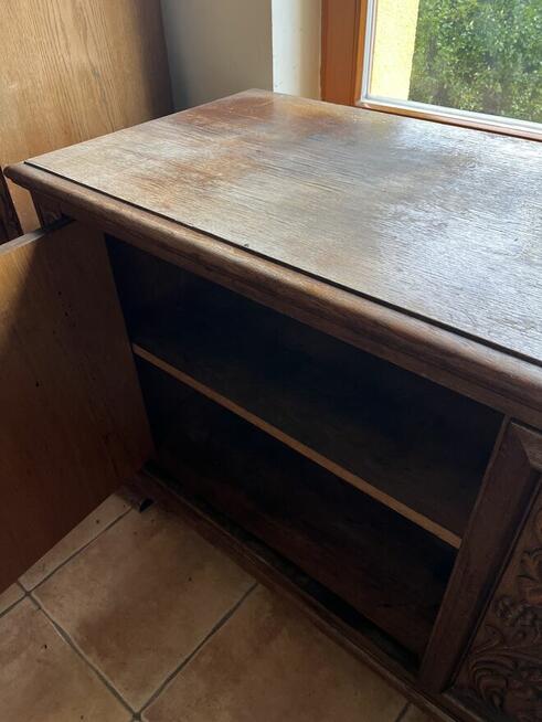 Komoda dębowa z pięknymi pasami rzeźb- na pasach pionowych