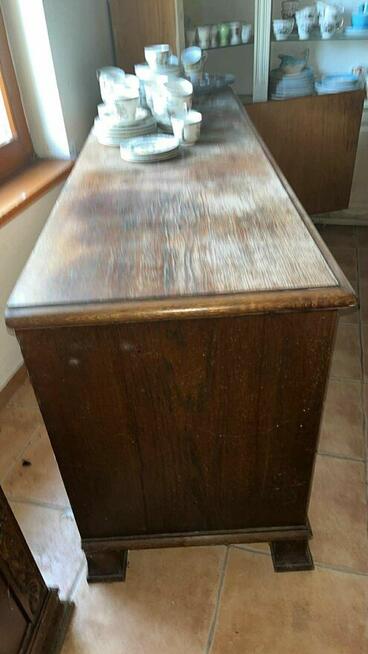 Komoda dębowa z pięknymi pasami rzeźb- na pasach pionowych