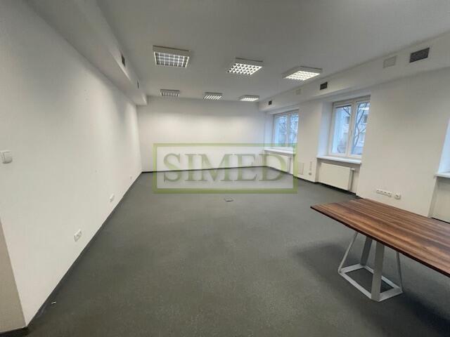 Całe piętro w kamienicy,dostęp24h,recepcja