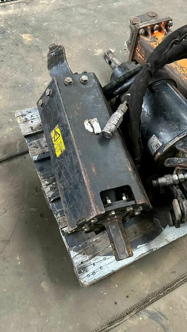 Wiertnica JCB 2-4 t + wiertło 20 cm mocowanie 8026