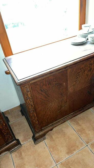 Komoda dębowa z pięknymi pasami rzeźb- na pasach pionowych