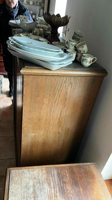 Komoda dębowa z pięknymi pasami rzeźb- na pasach pionowych