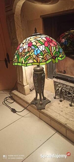 Lampa stojąca, w stylu Tiffany. Motywy kwiatowe na kloszu