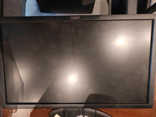 Syndyk sprzeda sprzęt komputerowy w postaci 10 monitorów