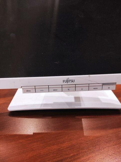 Syndyk sprzeda sprzęt komputerowy w postaci 10 monitorów