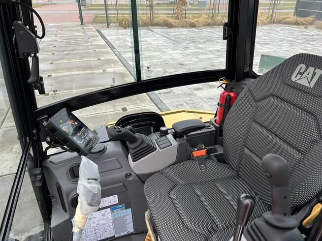 FABRYCZNIE NOWA MINIKOPARKA CATERPILLAR 302.7 CR.