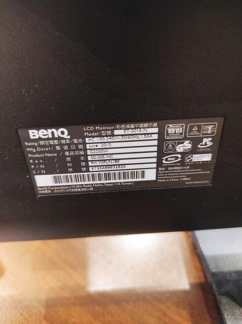 Syndyk sprzeda sprzęt komputerowy w postaci 10 monitorów