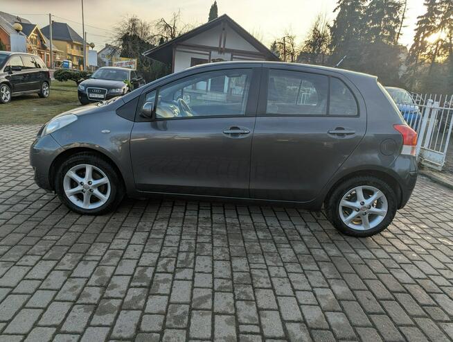 Toyota Yaris 1.3 Benzyna 100 KM/niski przebieg/zarejestrowany/dobrze utrzynany