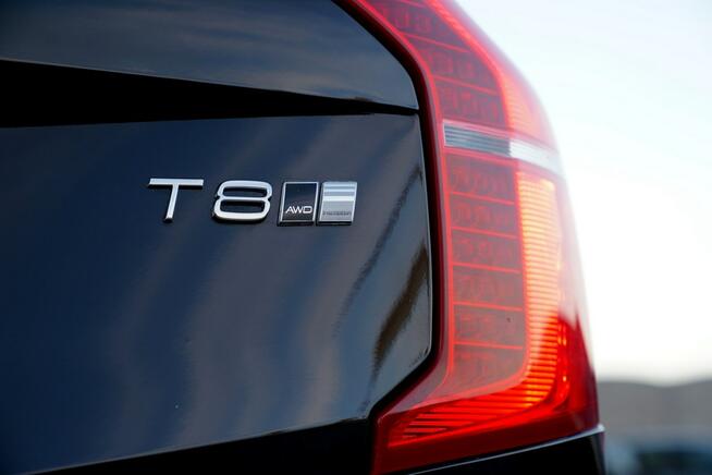 Volvo XC 90 INSCRIPTION panorama FUL LED hak el.alarm KAMERY 360 pneumat BOWERS