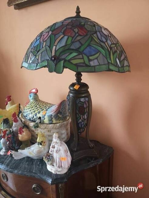 Lampa stojąca, w stylu Tiffany. Motywy kwiatowe na kloszu
