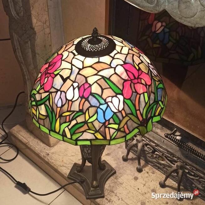 Lampa stojąca, w stylu Tiffany. Motywy kwiatowe na kloszu