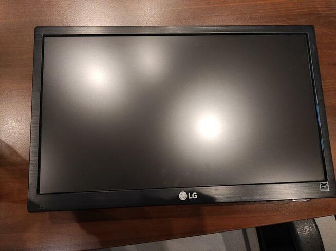 Syndyk sprzeda sprzęt komputerowy w postaci 10 monitorów