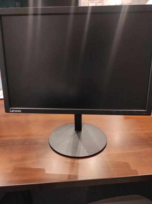 Syndyk sprzeda sprzęt komputerowy w postaci 10 monitorów