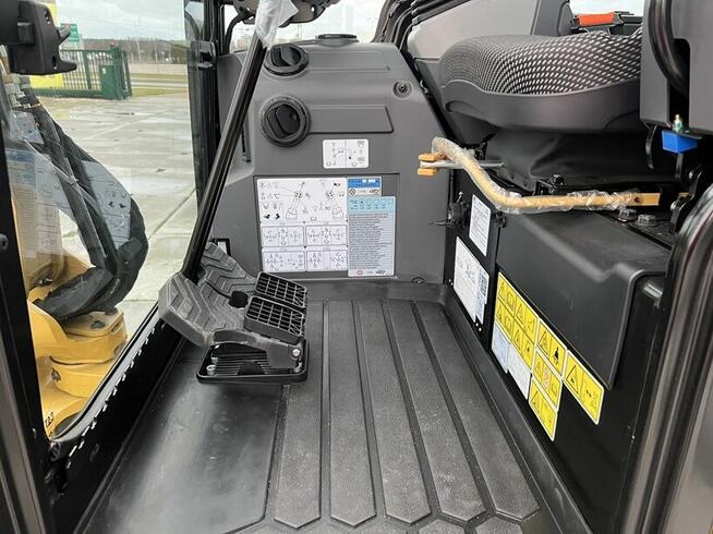 FABRYCZNIE NOWA MINIKOPARKA CATERPILLAR 302.7 CR.