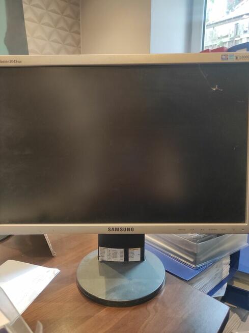 Syndyk sprzeda sprzęt komputerowy w postaci 10 monitorów