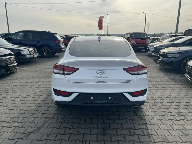 Hyundai i30 Fast back mHEV Kliamtronik Podgrzewanie Kamera LED