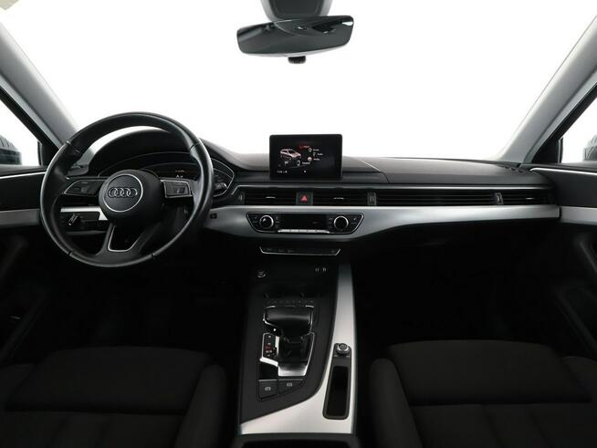 Audi A4 Automat Navi Czujniki parkowania Klimatyzacja Podgrzewane fotele Bluet