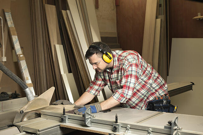 Samodzielny monter mebli na wymiar / stolarz