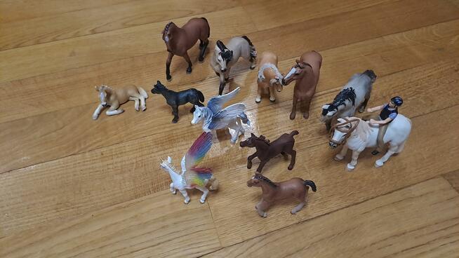 Sprzedam na sztuki lub w całości dziecięce koniki.