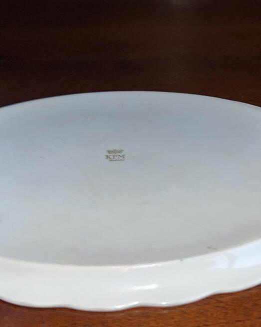 Patera została wykonana w manufakturze KPM. Germany. Krister