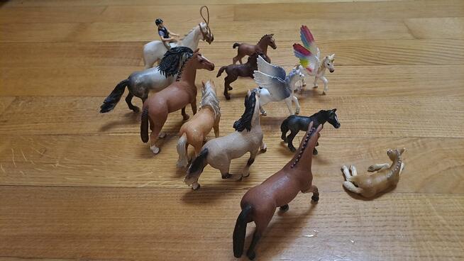 Sprzedam na sztuki lub w całości dziecięce koniki.