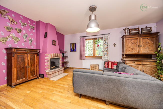 Józefów, dom wolnostojący otoczony sosnami.