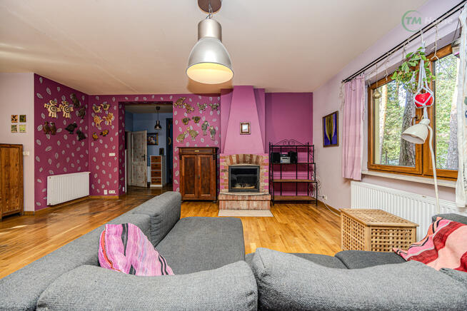 Józefów, dom wolnostojący otoczony sosnami.