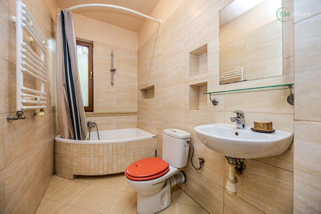 Józefów, dom wolnostojący otoczony sosnami.