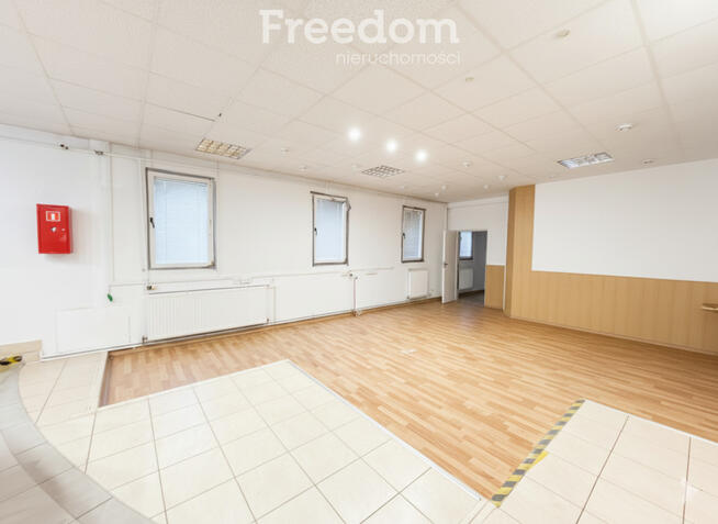 Lokal Usługowo-Biurowy z Prywatnym Placem, Młodych