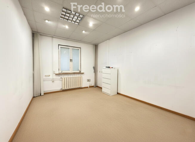 Lokal Usługowo-Biurowy z Prywatnym Placem, Młodych