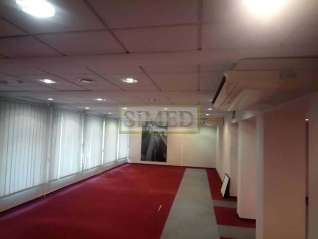 Centrum,8 pokoi ,parter wejście z ulicy,parking .