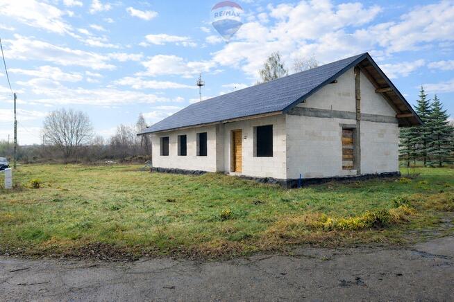 Dom w stanie surowym otwartym.