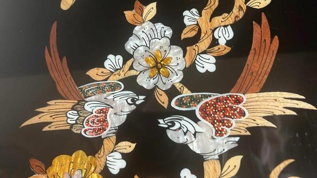 Obraz z laki. Made in Iran. Syg. NAKHAEE