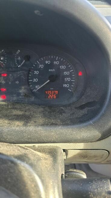 Syndyk sprzeda samochód Renault Master 2.5 DCI - 80%