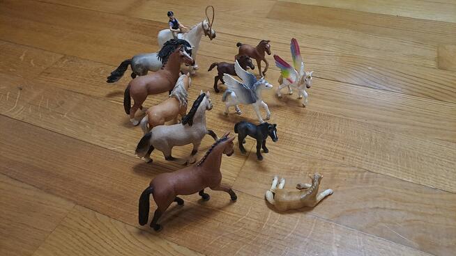 Sprzedam na sztuki lub w całości dziecięce koniki.